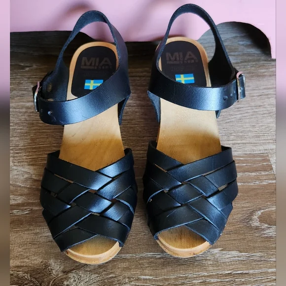 Leather and wood strappy sandals - Picture 1 of 4